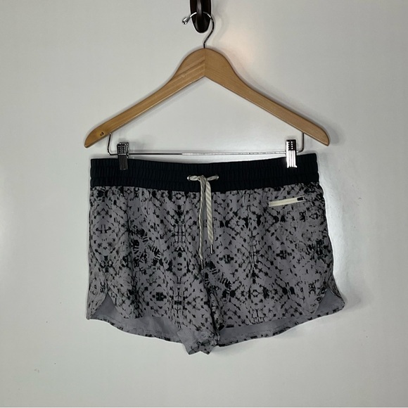 Vuori Clementine Shorts in Gray Shibori Print Size Large - Picture 2 of 5